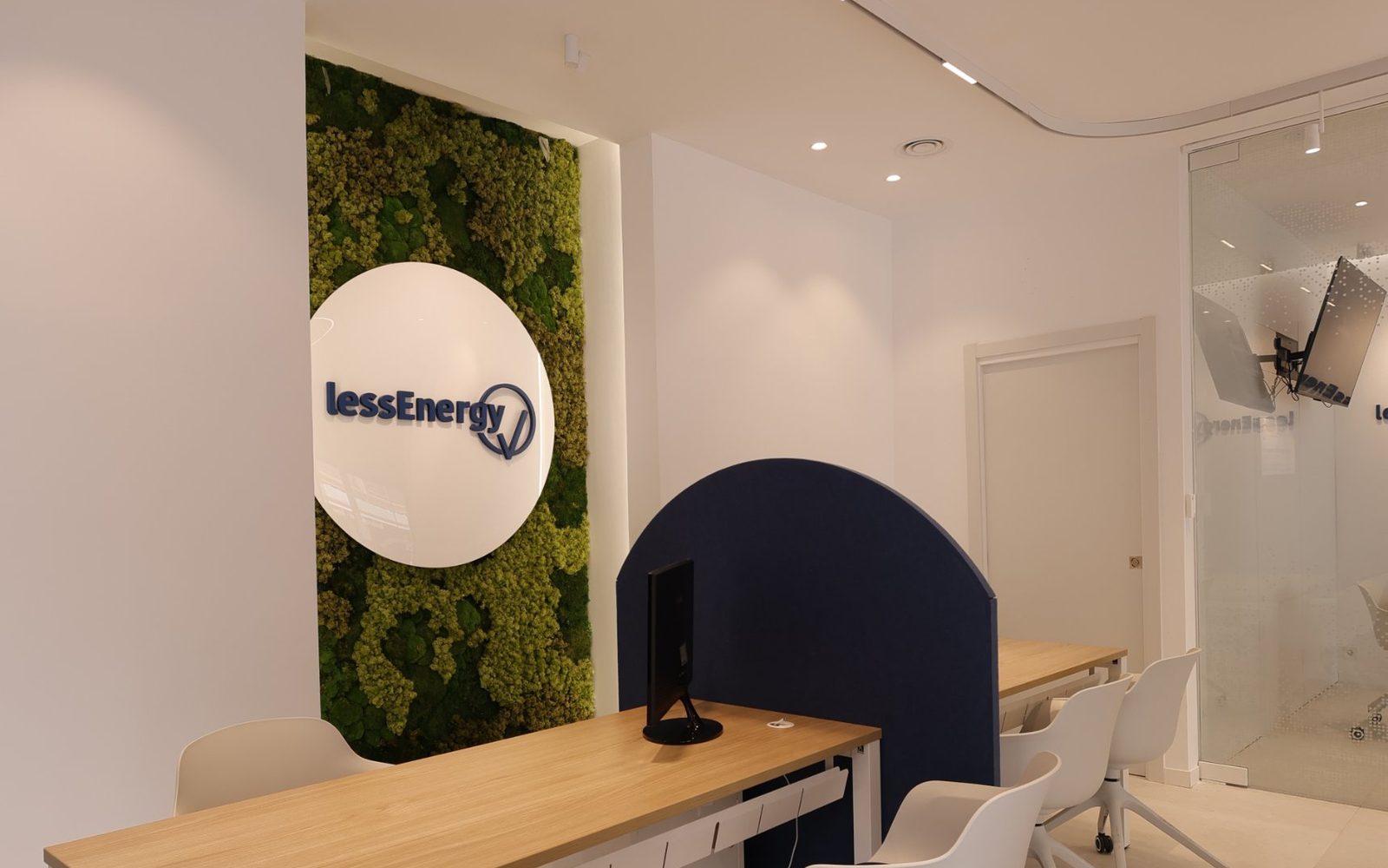 Recepción de la oficina de Less Energy con el muro vegetal