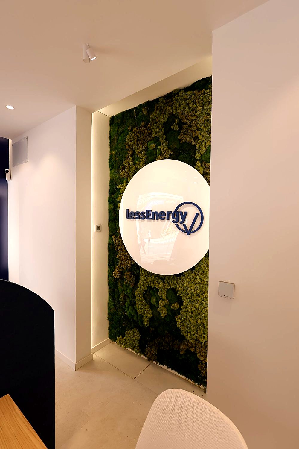 Muro vegetal con el logotipo de Less Energy en la oficina de Cullera