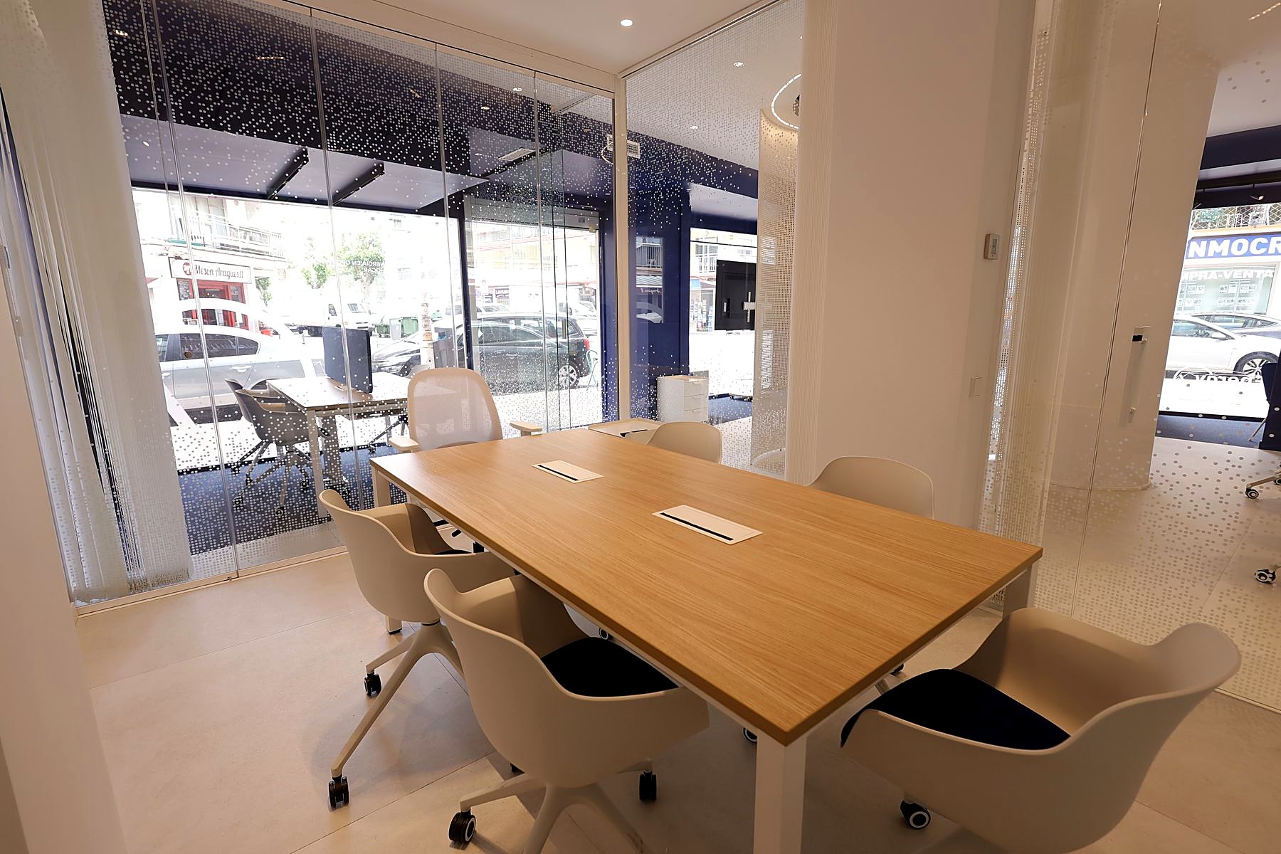 Sala de juntas de la oficina de Less Energy en Cullera